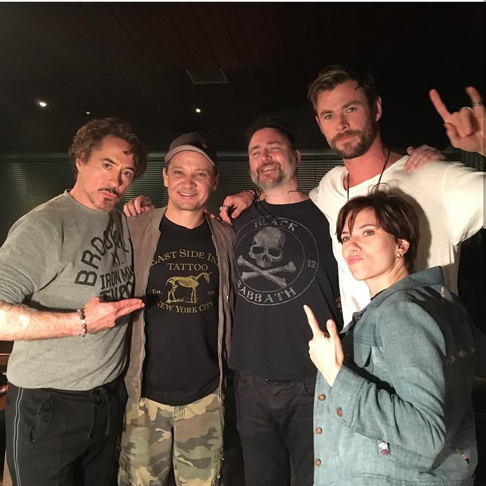 Ch3Plus's tweet photo. Robert Downey Jr #IronMan/Jeremy Renner #Hawkeye/Chris Hemsworth #Thor และ Sacarlett Johansson #BlackWidow รวมตัวกันไปสัก #Avengers รุ่นแรก สังเกตุดีๆ รอยสักนี้แสดงรูปแบบสัญลักษณ์ของแต่ละคนไว้ชัดเจน เรียกได้ว่าเป็นมากกว่าเพื่อนร่วมงานจริงๆนะทีมนี้😊
#MelloThailand #MelloUpdate https://t.co/EwEJzp0An0