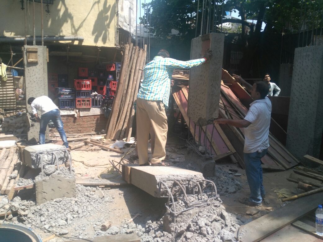 juhu_illegal's tweet photo. @richapintoTOI Ma'am pl look into this matter at Juhu ward no 69 k west unauthorised construction is going  notic 354A served demolished thrice  still they continue the plot is hardly 1000sqft they have fully covered  it with plastic pl ask ward ward officer to take strict action for on them. https://t.co/YpnIl222zg