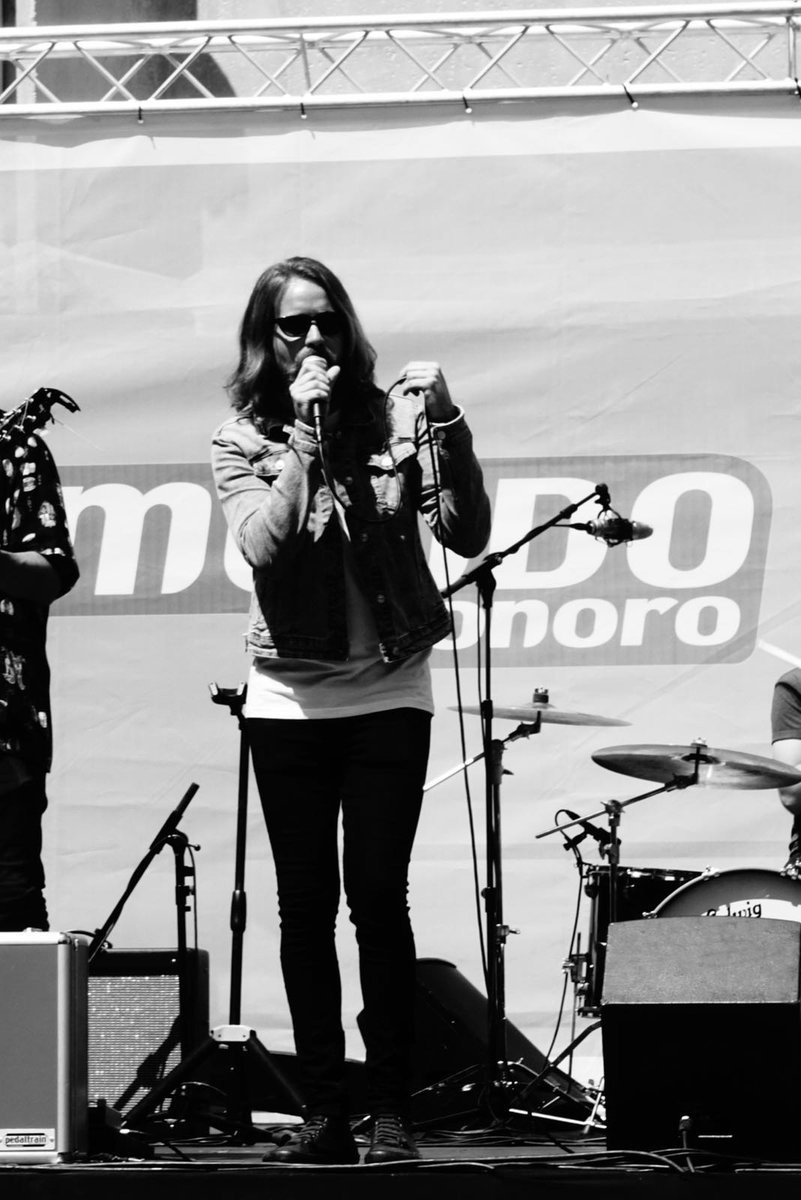 Felicidades a nuestro cantante, Javi Nieto, que hoy cumple 33 años.
Se nos hace mayor el chaval