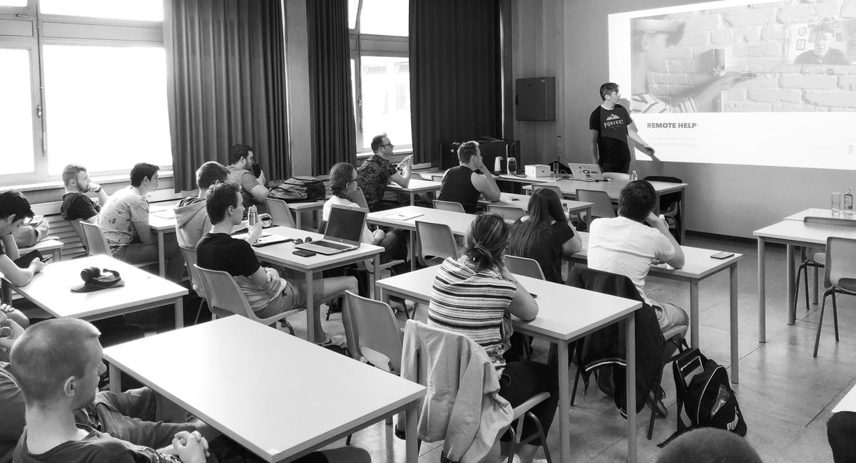 digitalRMDY's tweet photo. Back to school, maar dan vooraan de klas 🎓🤓

@Bart_Van_Hecke van @EnrichedReality geeft vandaag een #gastcollege op @HogeschoolPXL over de meerwaarde van #augmentedreality en #virtualreality

Geen verveling bij de #studenten #software #management &amp; #development ! https://t.co/NKy8Fot0DY