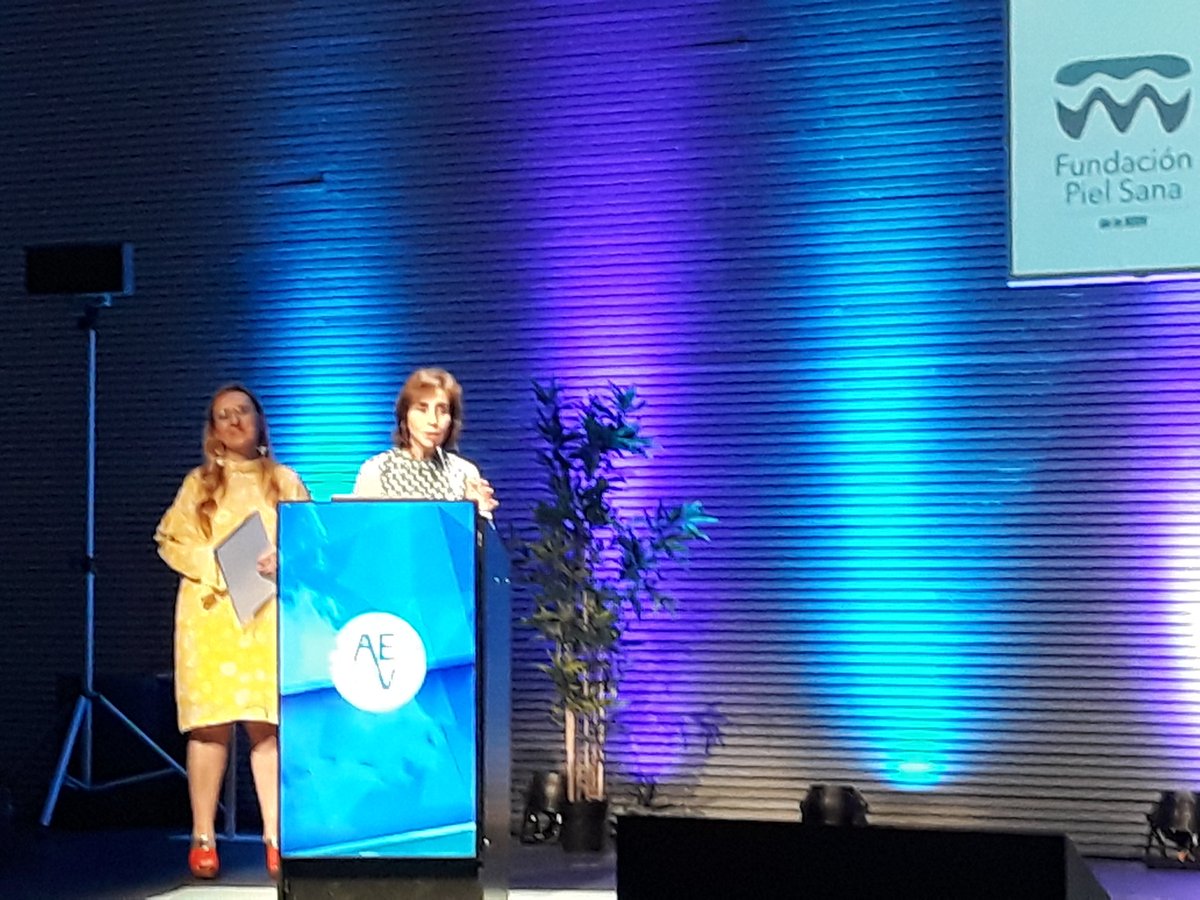 fundacion_aedv's tweet photo. La doctora Yolanda Gilaberte habla de la fotoprotección y de la importancia de incorporar hábitos sanos #ConviveConElSol #aedv2018 https://t.co/pbMBQoK1K5