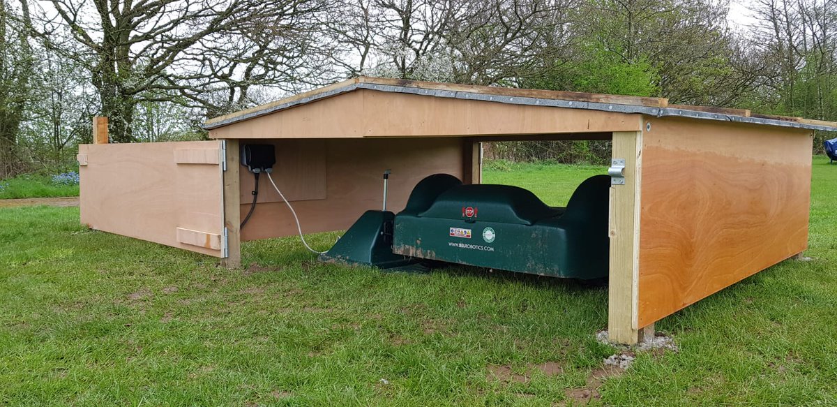 NorthTacitGolf's tweet image. Nice little home built for Big mow at Old Halesonians Rugby Club @oldhalesrfc #robotsolutions #naturalturfcare #theperfectcut