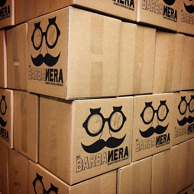 birrabarbanera's tweet photo. A guardar bene nel deposito del Lavoratorio Non Segreto a volte ci si sente osservati 🙄🧐
•
•
•
•
•
•
#birraartigianale #testatasuesseriumani #humantested #craftbeer #beerbox #birradrbarbanera #drbarbanera #vintage https://t.co/EWC4Yl88na