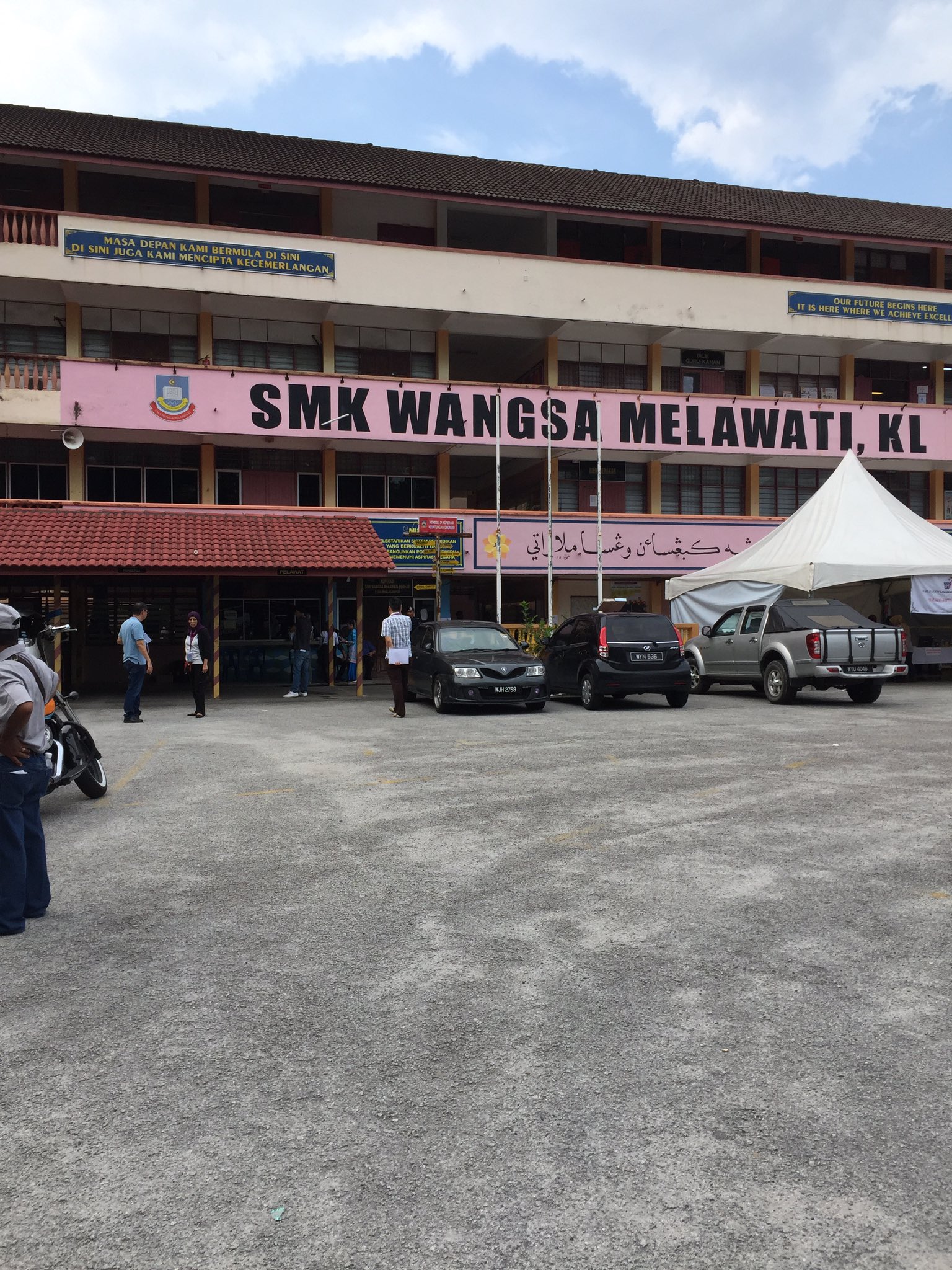 Bfm News On Twitter Smk Wangsa Melawati For The Wangsa Maju Constituency Grows Quiet As Polling Close In Less Than 5 Minutes A Woman Has Just Run Into The School With An