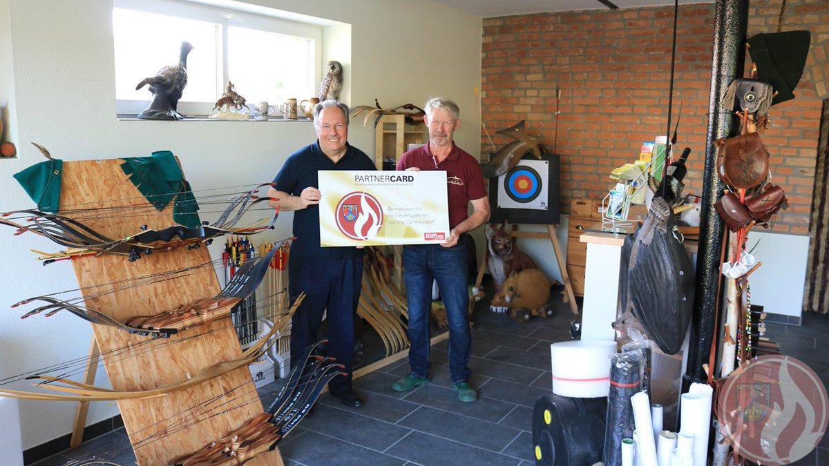 KFVLDS's tweet photo. #Großwasserburg, 08.05.2018 Michael Franke (Inhaber "Zum Bogenbiwak") schließt mit dem Kreisfeuerwehrverband Dahme-Spreewald e.V. eine #Kooperationsvereinbarung zur #Feuerwehr #PartnerCARD ab.
https://t.co/dYJ8EFNvuy https://t.co/s3cG5SmCln
