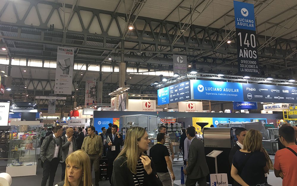 MardenEdwards's tweet photo. The 'Halles' are buzzing with a really great turnout at #Hispack2018. 700 Exhibitors from 24 countries around the World.. Come join us and find our more about our Overwrapping Machinery range - Halle 3, Stand D444 #GetInspired #KnowledgeIsPower #Packaging https://t.co/EMDjw3qirG