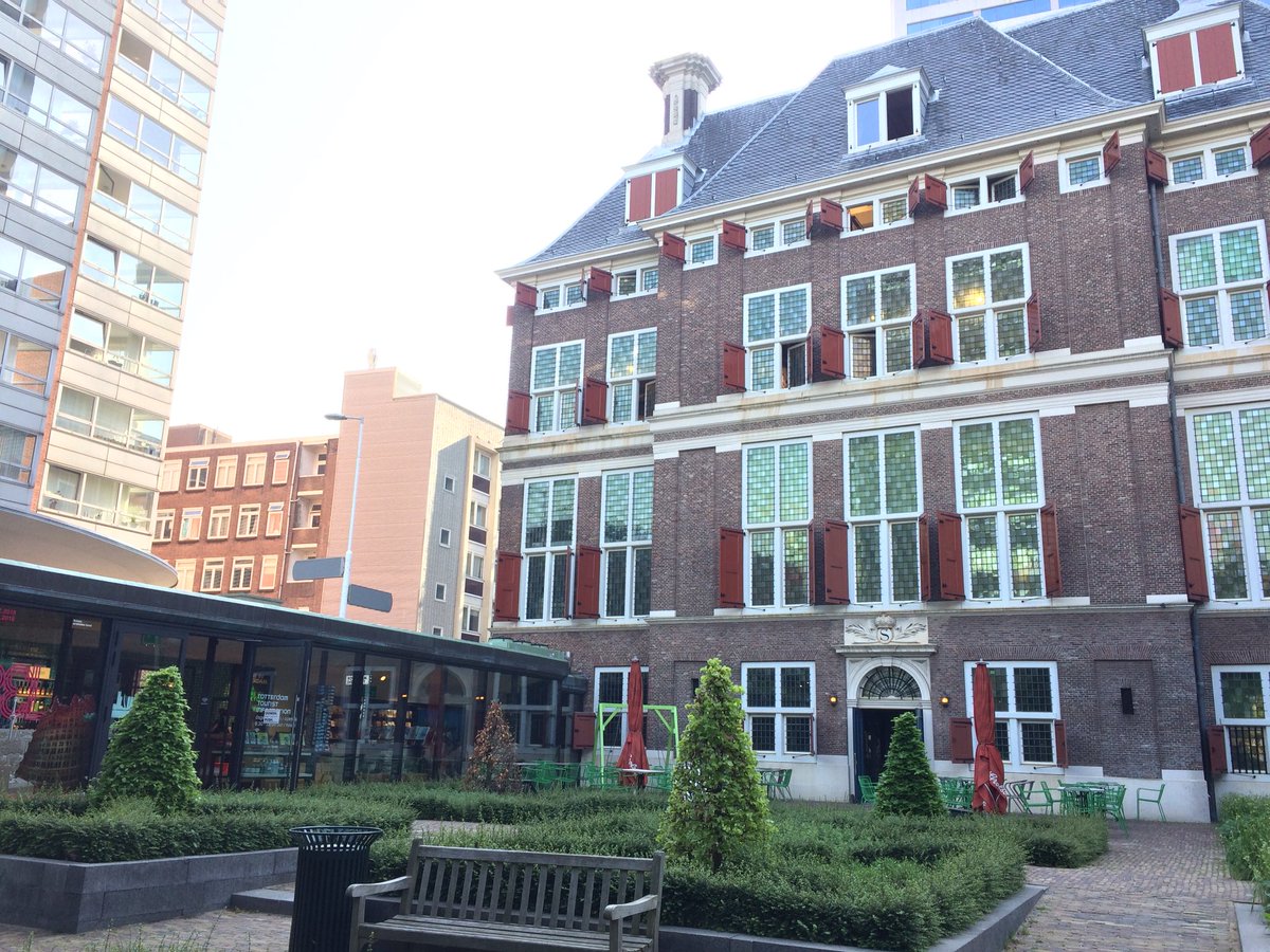 Viajando_blog's tweet photo. ¡Buenos días desde Rotterdam!
Como veis, esta ciudad holandesa es muy diferente al resto, es moderna y solo quedan pocos edificios históricos en pie. ¿Sabéis por qué?

#VisitHolland #VIS_Holanda https://t.co/Y8uofpB0Yx