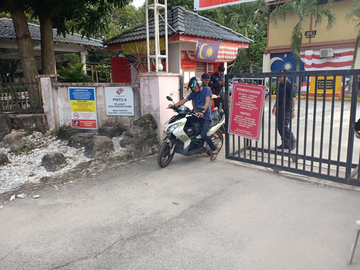 Bfm News On Twitter A Motorcyclist Arrived At Sk Hulu Kelang To Cast His Vote Just Two Minutes Before 5pm He However Was Turned Away Due To Insufficient Time To Vote Gombak