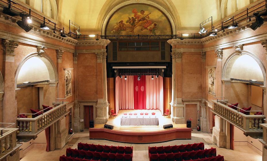 ilCISET's tweet photo. Meno di 24 ore a #CCB18: mentre arrivano le ultime iscrizioni a https://t.co/ojXkvXkUh5 siamo all'opera per allestire il meraviglioso Auditorium Santa Margherita. Gli ultimi dettagli del programma: https://t.co/y15MLB8BKT e live streaming dalle 12 sull'account @ilCISET https://t.co/9TCVvAKPJX