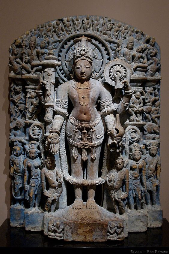 Another intricate Gahadavala era Vishnu carved out of sandstone, now being held at the norton simon museum, pasadena. Just in awe of the kind of craftsmanship executed under the Gahadavalas..while libs keep deriding Uttar Pradesh as a backward savage state.This is what UP gave us