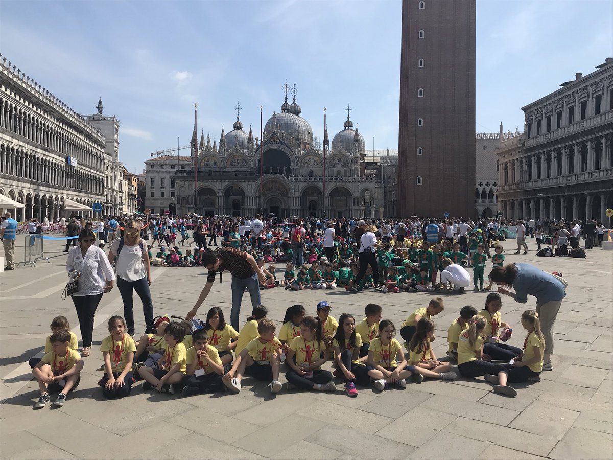 Più di mille bambini oggi qui in piazza per #KidsCreativeLab 😍
#ovs #EnjoyRespectVenezia #MarinellaSenatore #wethekids