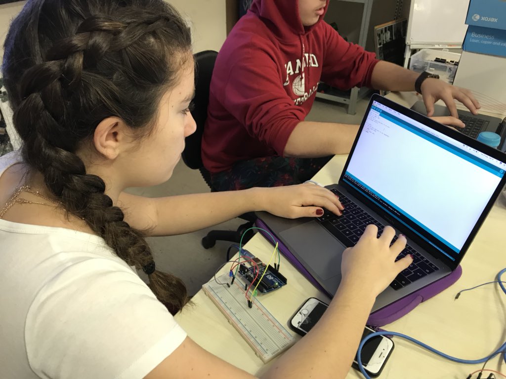 nativemarkest's tweet photo. 9.siniflar bugun #arduino ile fiziksel programlamaya basladilar. #9thgrades @HisarCS @hisar_school https://t.co/rdPLRw1OkF