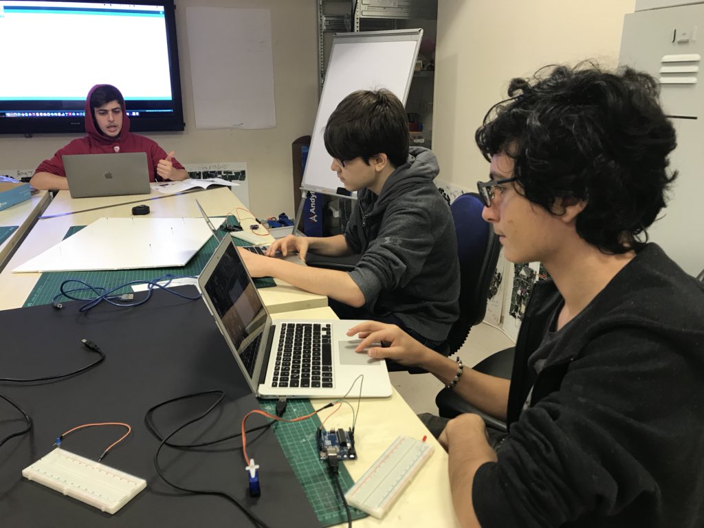 nativemarkest's tweet photo. 9.siniflar bugun #arduino ile fiziksel programlamaya basladilar. #9thgrades @HisarCS @hisar_school https://t.co/rdPLRw1OkF