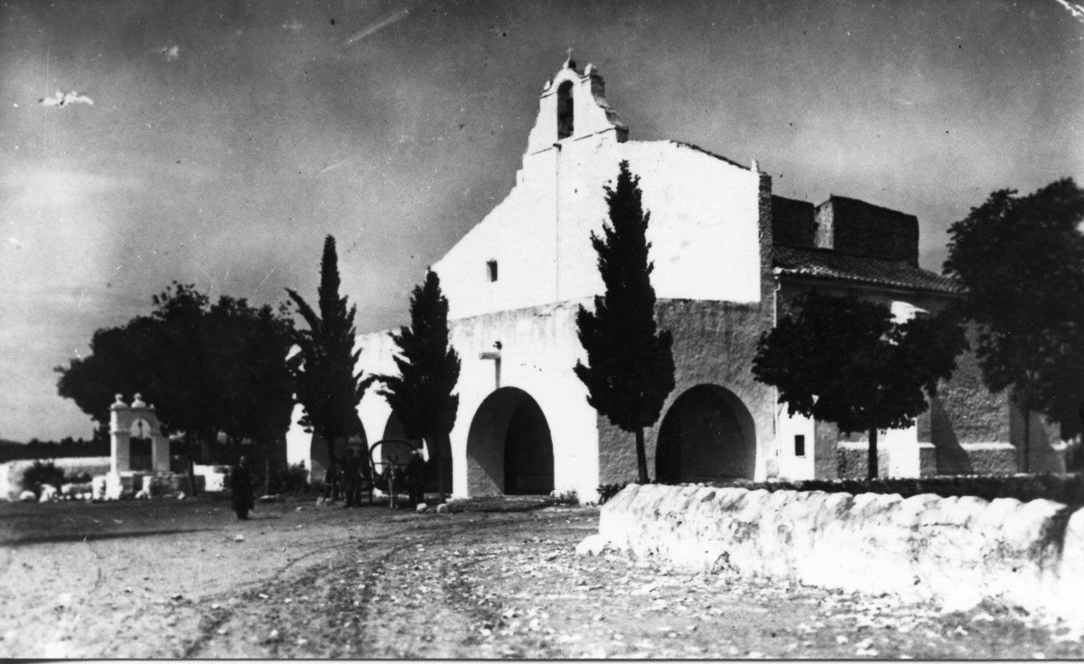 Benihort's tweet photo. Avui és #SantGregori i marxem tots de romeria, a menjar confits i passar un gran dia! 🎉 I aquí teniu una imatge de l'Ermita, que data del segle XVI. No deixeu de visitar-la! ☺ https://t.co/XXNv9uMCHm