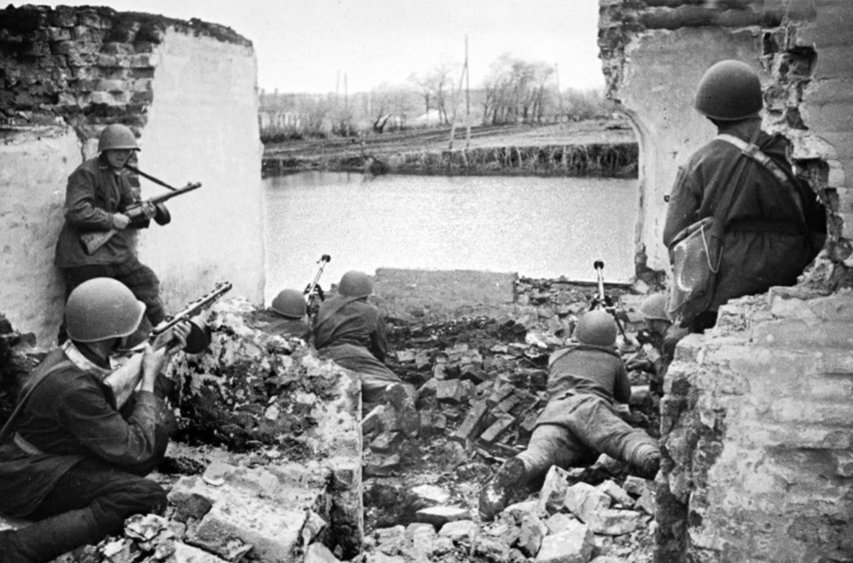 "Аннушка, родная! Знаю, что тебе будет тя- желее всех. Знаю. Но за то, чтобы ты была в безопасности, я иду в огонь...
"В мире человека, которого бы я так любил и которого бы мне было так тяжело оставлять навсегда, оставлять одинокой, как тебя, любимая!
bit.ly/2KPKe7k