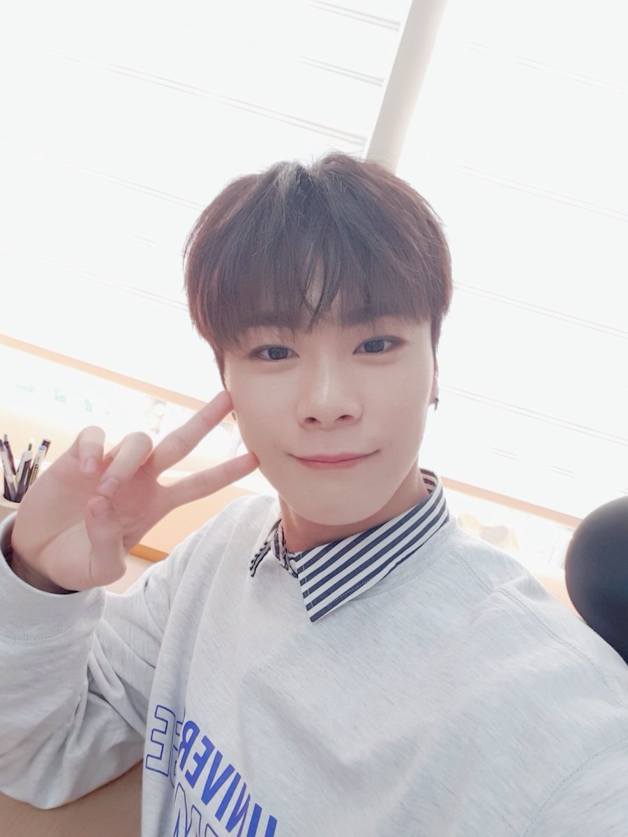 offclASTRO's tweet photo. 밥 먹을시간이에요!!
모두모두 맛저하세요😁
#아스트로 #문빈 #밥냠냠 https://t.co/Rhi4ourVKP