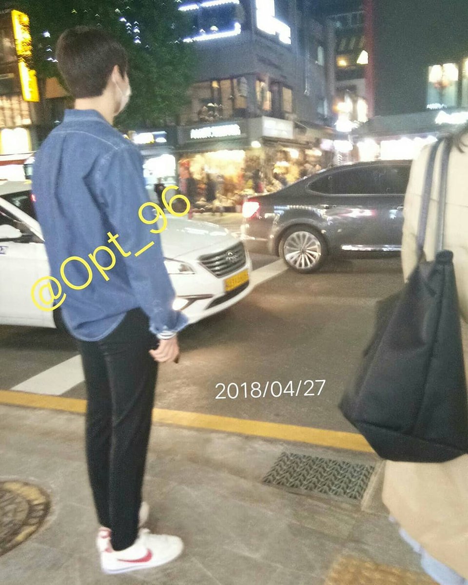 _forevermh's tweet photo. 밍현이 신발은 나이키였어 https://t.co/RQMqN3EKbK
