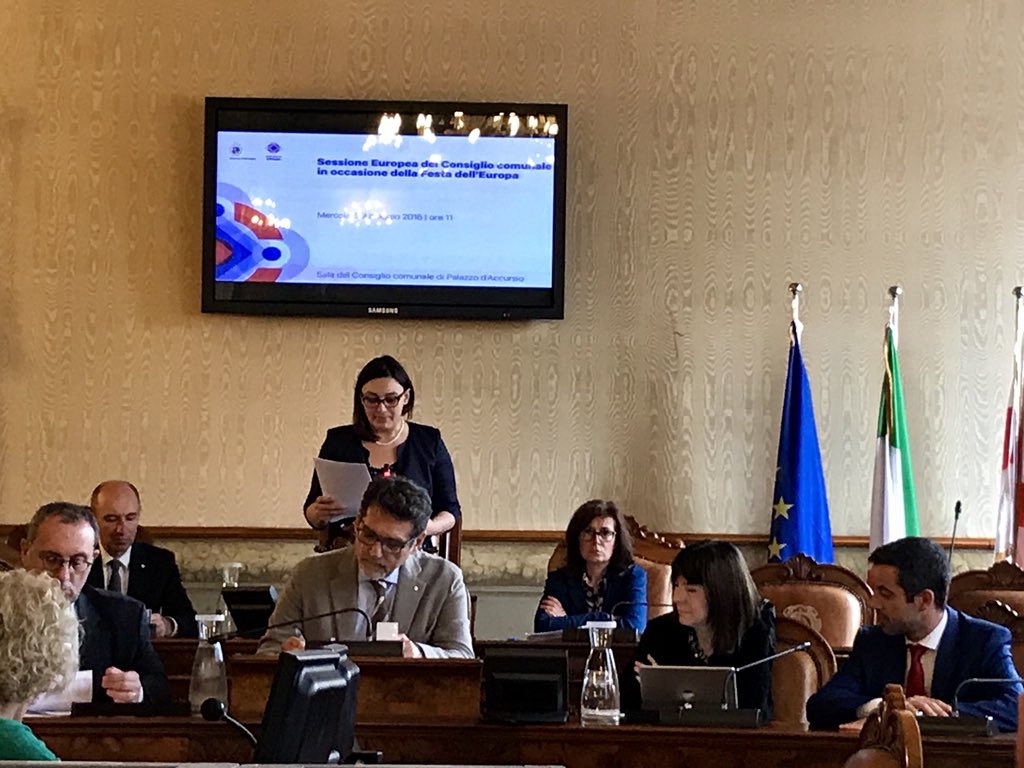 cirde_unibo's tweet photo. Oggi celebriamo la festa dell’Europa con la sessione europea straordinaria del consiglio comunale di Bologna! Interventi di @stefanomanservi e Lucia Serena Rossi, conclusioni del sindaco @virginiomerola. Celebrare non per ricordare ma per rilanciare! Buona Europa a tutti! https://t.co/PW0ldE637G