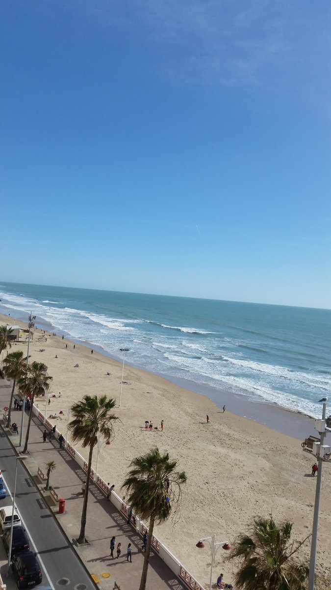 sdzafra's tweet photo. Por supuesto, "mi playa" tiene #BanderaAzul también este año #PlayaVictoria #Cádiz #gaditaneando #myplace https://t.co/hBgly7mzAC