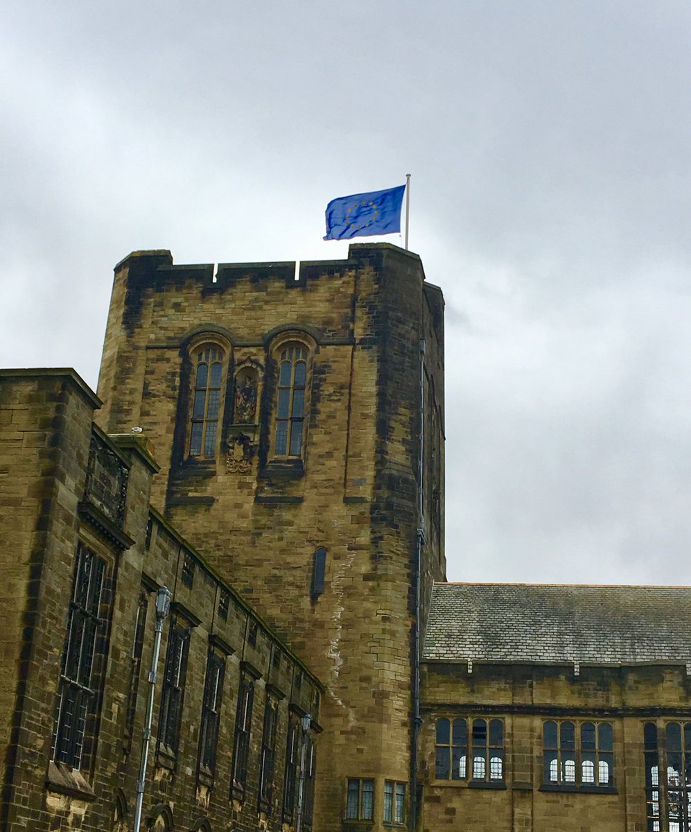Good to see the #EU flag flying from <a href="/BangorUni/">Bangor University</a> main arts building. Thanks to the #EuropeanUnion funding through <a href="/wefowales/">Welsh European Funding Office</a> for supporting a host of projects here. bangor.ac.uk/news/latest/ce…