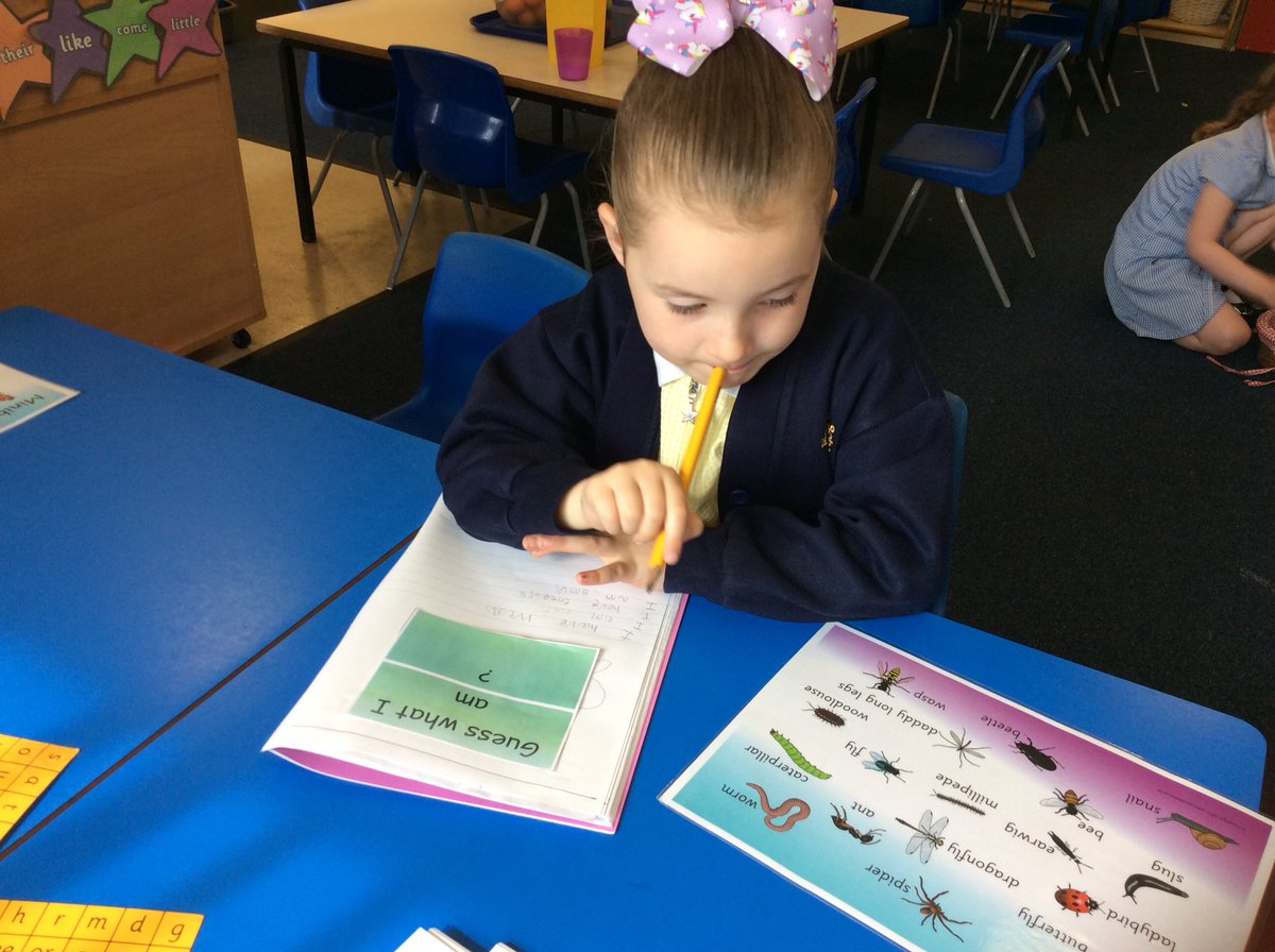 MrsPlattL's tweet image. Writing time in @ashclass17 and we were writing clues for our mystery mini beasts! @PinehurstP #whoami #letsgetwriting