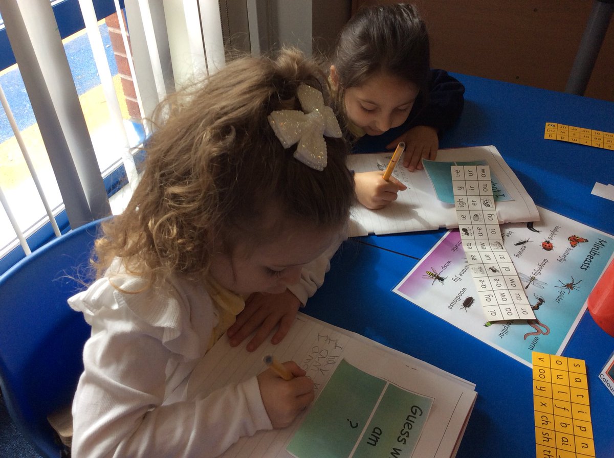 MrsPlattL's tweet image. Writing time in @ashclass17 and we were writing clues for our mystery mini beasts! @PinehurstP #whoami #letsgetwriting