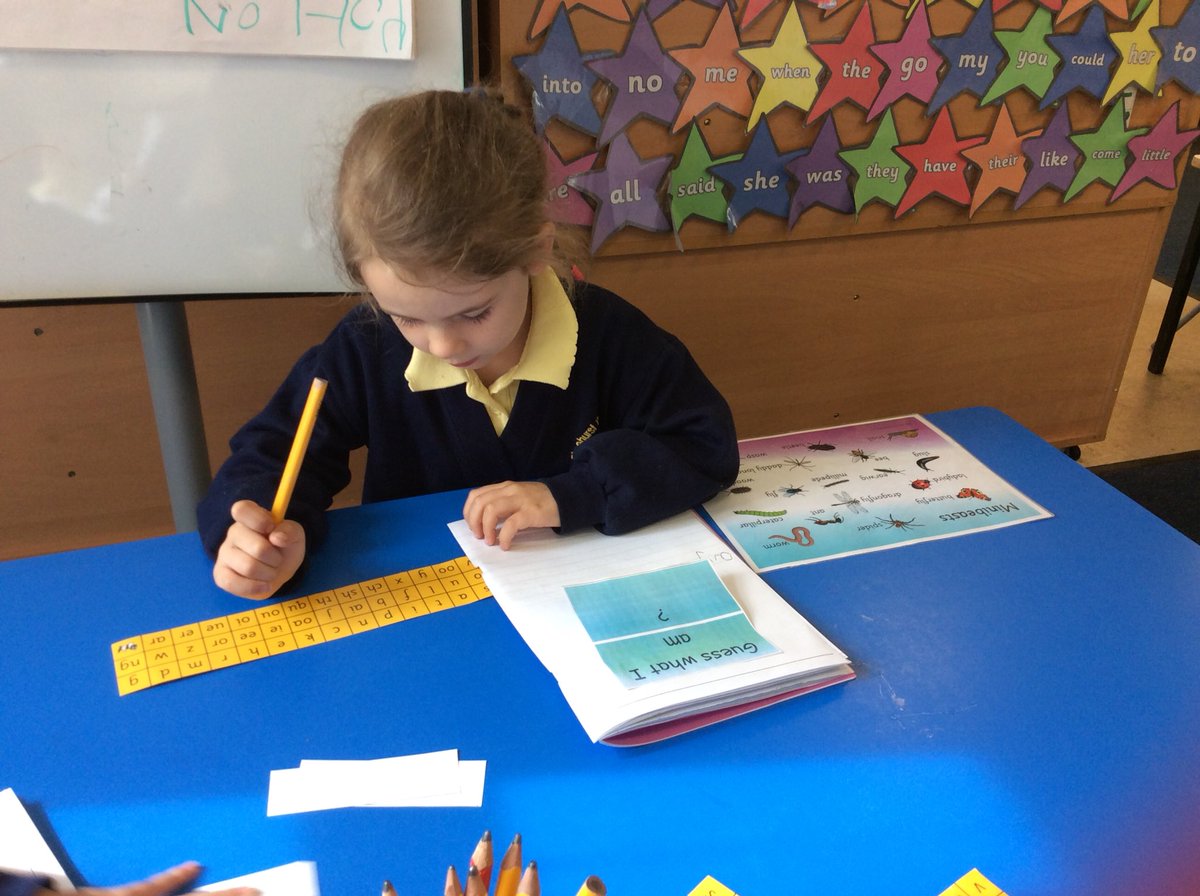 MrsPlattL's tweet image. Writing time in @ashclass17 and we were writing clues for our mystery mini beasts! @PinehurstP #whoami #letsgetwriting