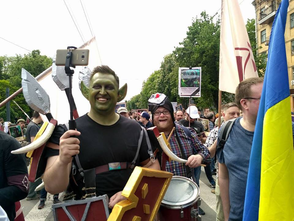 В Киеве к шествию «Бессмертный полк» присоединились «ветераны WOW» — несколько десятков человек с плакатами персонажей из игры World of Warcraft. СМИ отметили, что никаких столкновений между участниками двух акций не произошло tjournal.ru/70446