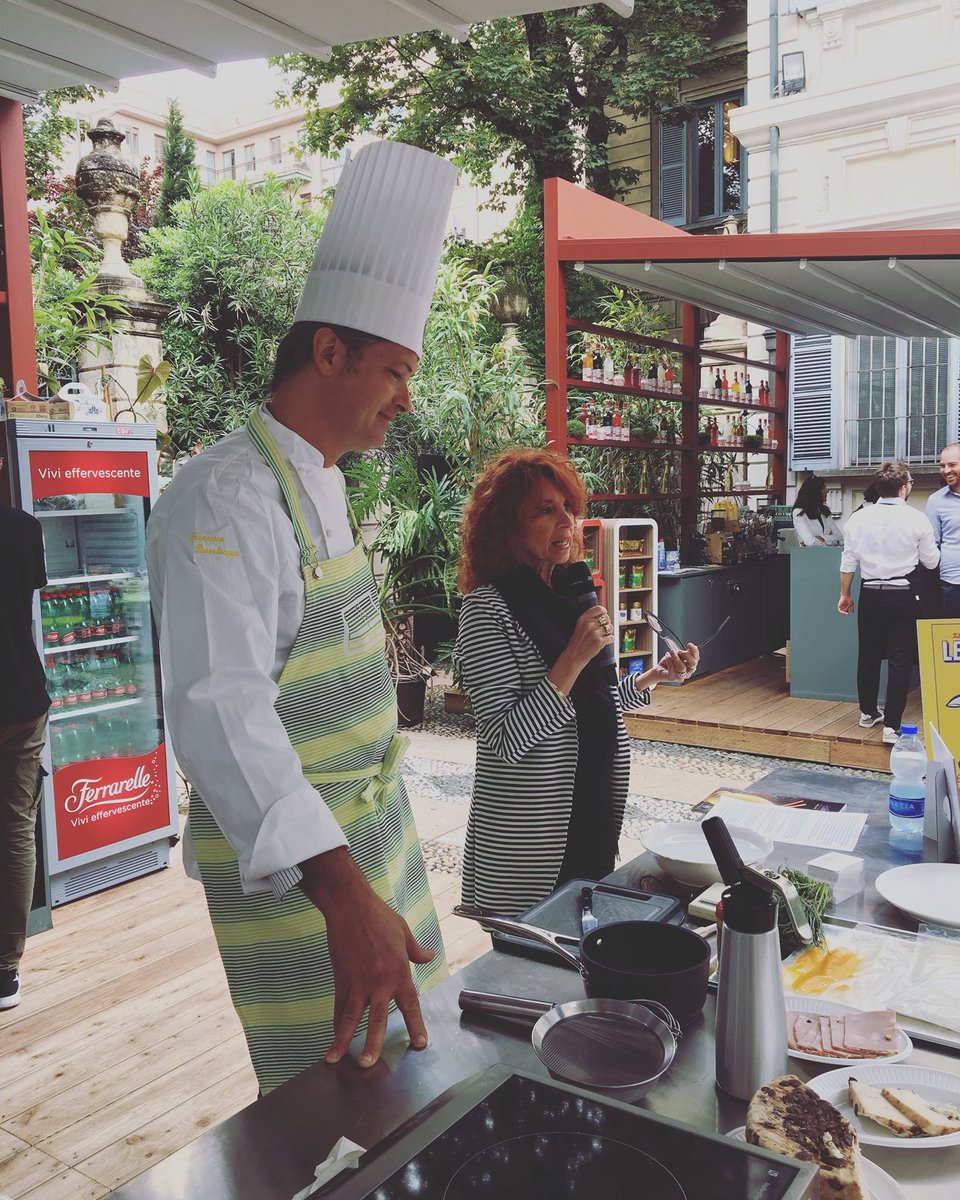 FoodFriendsMI's tweet photo. Con Chef Francesco Passalacqua di “ESCO Bistrò” #milanofoodcity è #showcooking e degustazioni senza tregua!! #foodie https://t.co/JxoGxvCHDk
