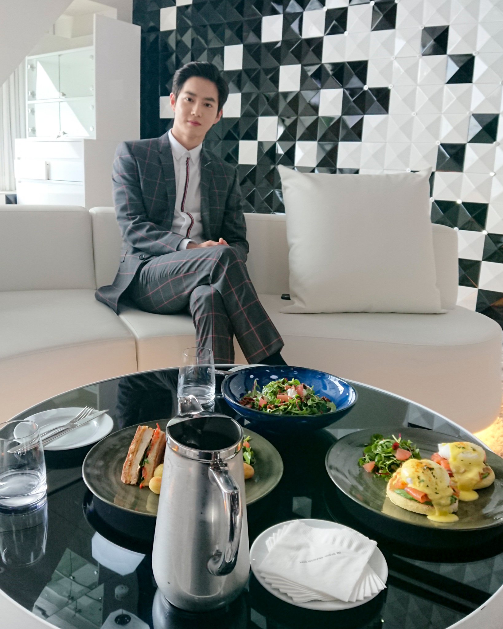 DcvzLn9UQAAHb4d.jpg:large