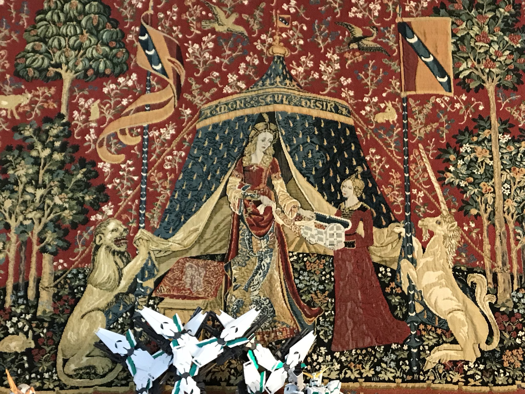 تويتر 睦月かざね Feat على تويتر 俺 ここ かざね宅 を知ってる この絵を見た事がある ﾉｼ W ﾉｼ ﾊﾞﾝﾊﾞﾝ 貴婦人と一角獣 ユニコーン ガンダムuc T Co Dvy6w0ifbn