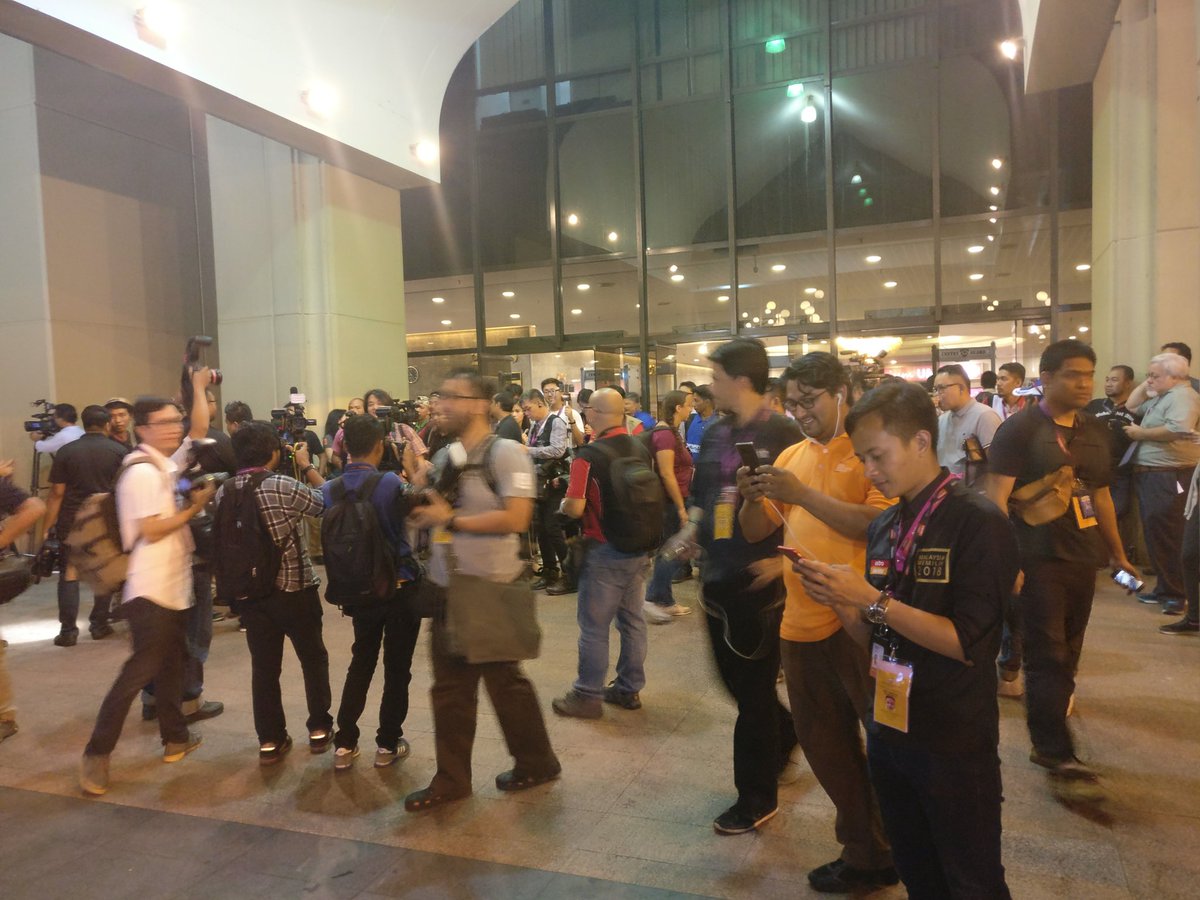 nabihah_hamid's tweet image. Wartawan masih menunggu kehadiran pimpinan BN di #pwtc #ge14 #pru14