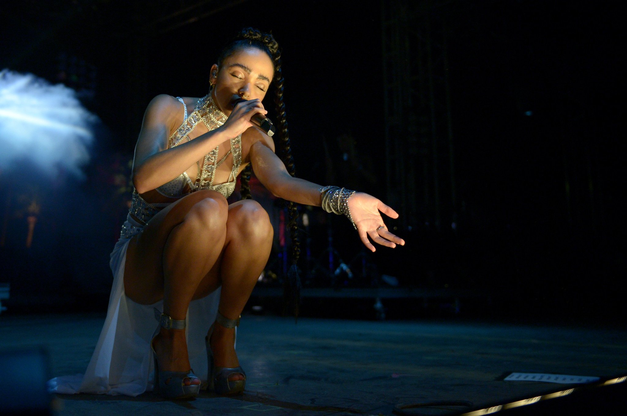 “.@FKAtwigs reveals that she is recovering after having 6 tumors removed in...