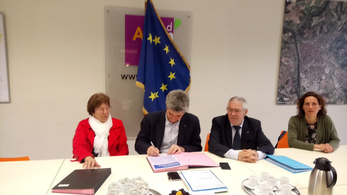 A l'occasion de la #FeteEurope, signature à la mairie d'Agen de la Charte des élus engagés pour l'Europe par Mr le maire, Jean Dionis Du Séjour, en présence du Président, D. Delanis, de la Secrétaire, M. Tixier et de la directrice de @EuropeLotetGaro, D. Bezolles Delanis.