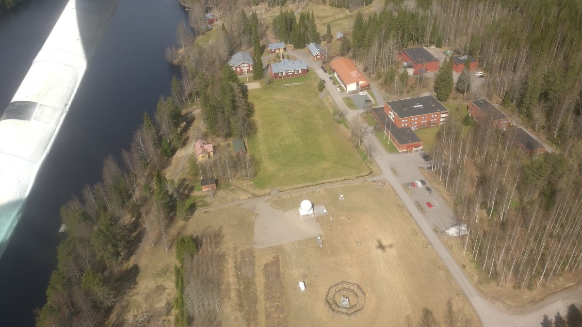 anya_nika's tweet photo. Flying over #SMEARII #hyytiälä station. What a lovely clear sky day! Guess how many newly formed particles we have seen today with our airborne instruments?! 🌎 🛩️ #phdlife https://t.co/ENOcJnddbu