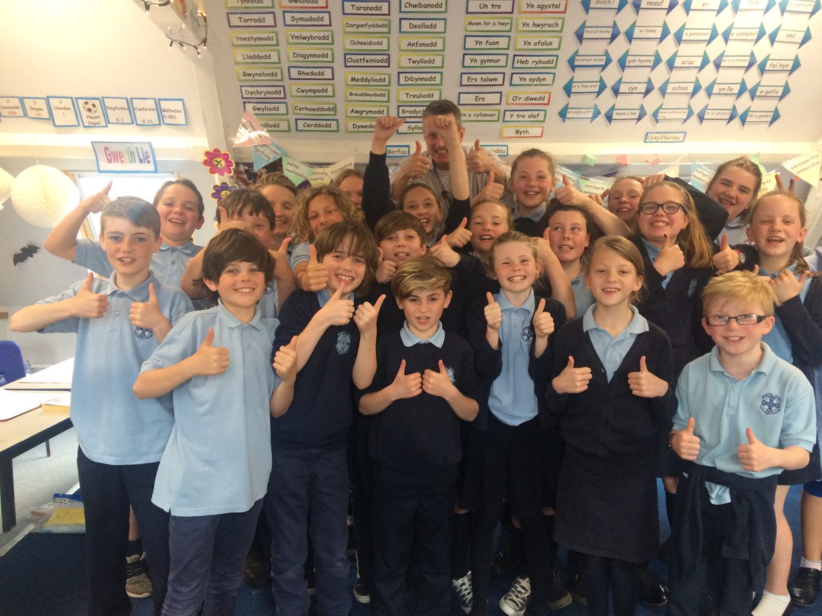 Prynhawn bythgofiadwy yng nghwmni Meilyr Sion awdur amryddawn. Diolch am fod yn ysbrydoliaeth a diolch am ‘Cysgod y Darian.’