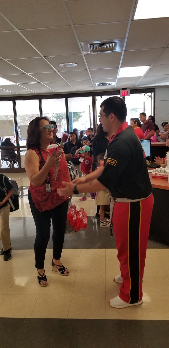 Guillen_Middle's tweet photo. @alchemykarate greeted our awesome teachers with a rose ⚘⚘⚘this morning for teacher appreciation week! #TeamSISD #ilovepublicschools https://t.co/KlqhcXA2qw