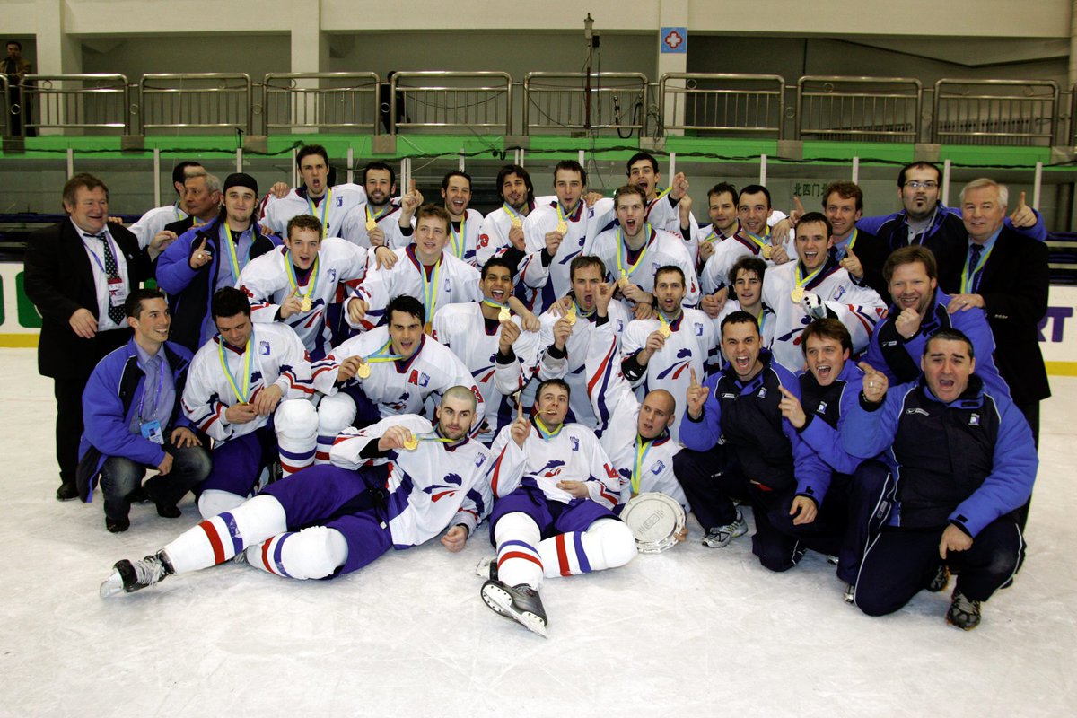 Hockey_FRA's tweet photo. {#MerciDave}

Dave Henderson a propulsé l'EDF en Élite suite au sacre au Mondial D1A 2007 à Qihihar en Chine. Les Bleus s'étaient imposés face au Kazakhstan (3-1), aux Pays-Bas (4-2), à la Pologne (4-0) et à la Chine (10-0) !

Déjà plus de 10 ans au plus haut niveau 😍 https://t.co/hY9SOl9Pfl
