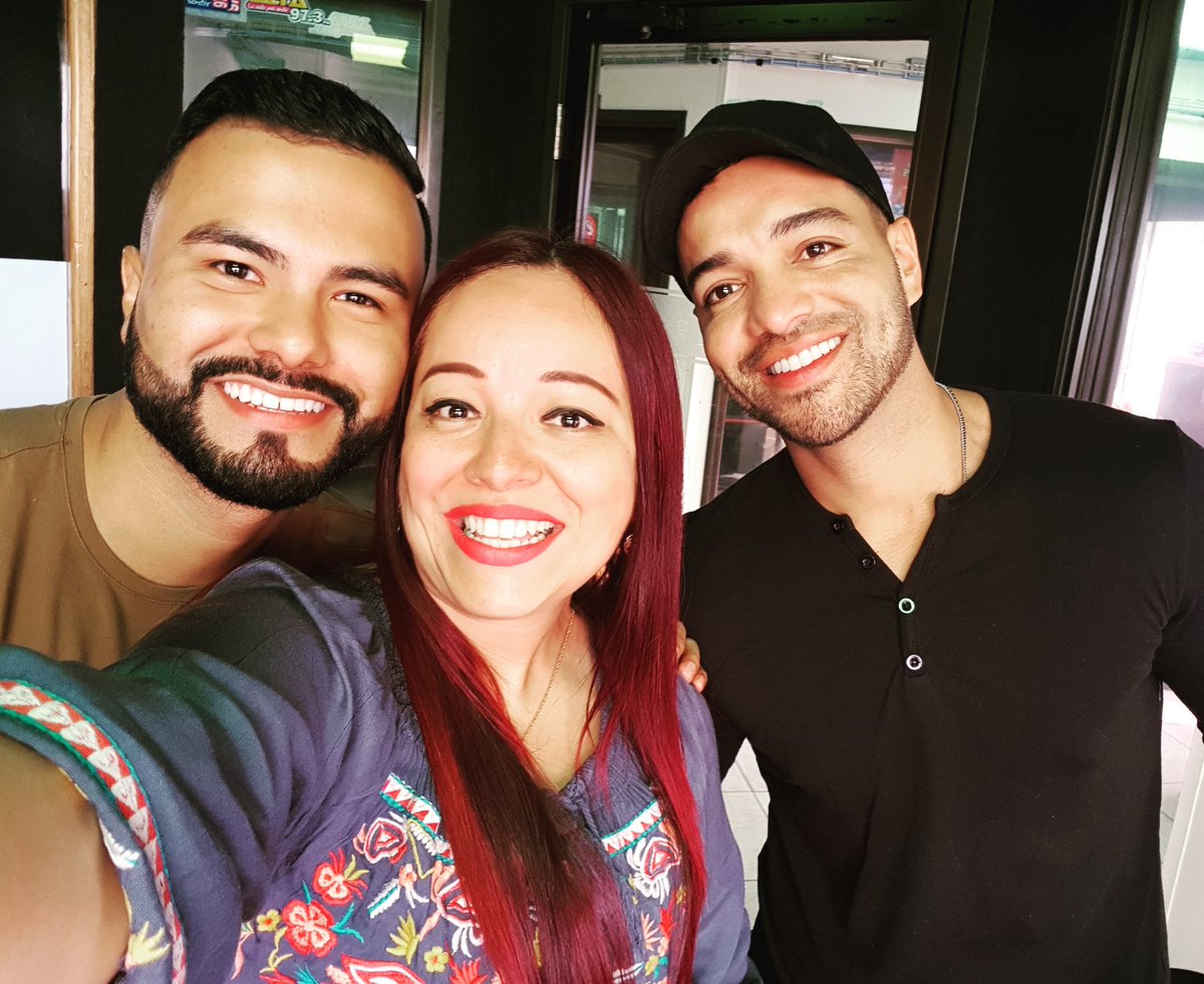 Sharon2Bran's tweet photo. Que lindo tenerlos en cabina de @alfa @elmorning_gt presentando su nuevo sencillo #DeQuien @pedrocuevasgt y @hanceroficial #talento #madeinGuate #nuevosencillo #música #magia #arte #talento 🎤🎧📻😊😉 https://t.co/QBWhlboWFn