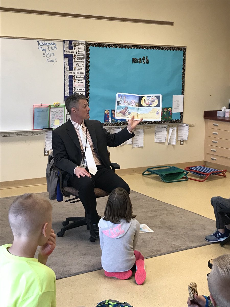NPgearing's tweet photo. Thanks for reading your favorite picture books to us @rbell !! @isd721 https://t.co/gXRzLpq0sQ