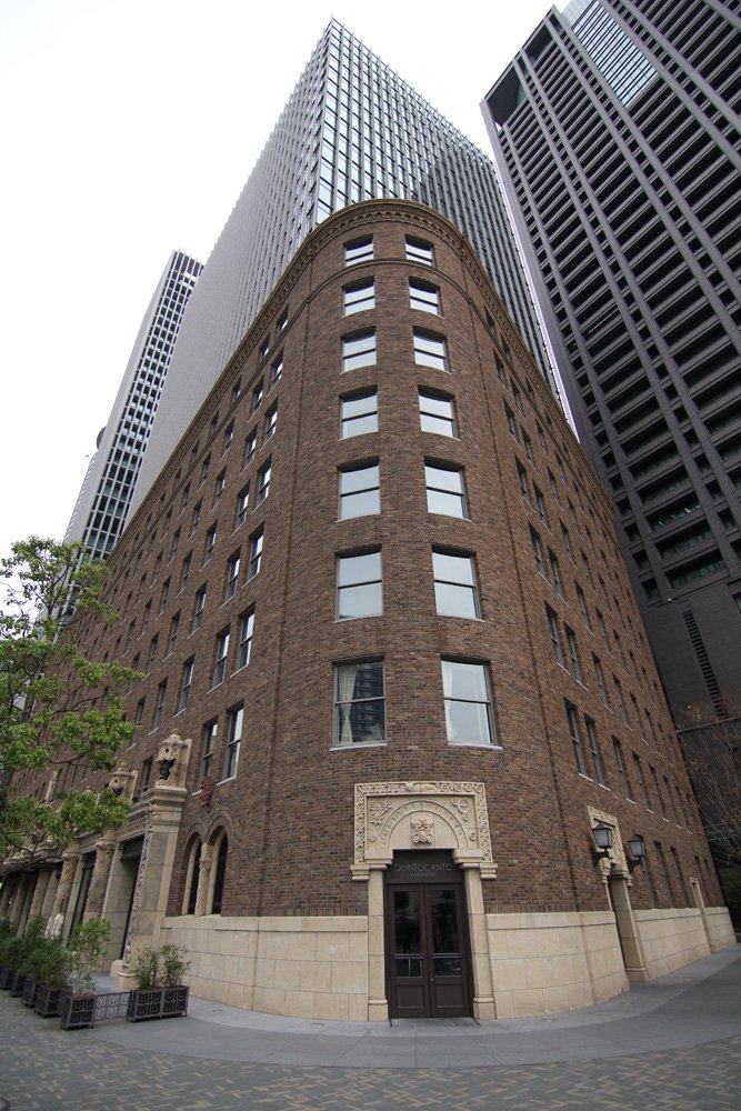 ヂオくん No Twitter 歴史的建築を保存し高層化するファサード保存を 腰巻保存 と称し そのアンバランスさを指摘する事が聞かれます しかしそれを示す写真が 歩行者視点 と大きく異なる事も少なくありません イメージ はいくらでも 工夫 できる 百聞は一見に