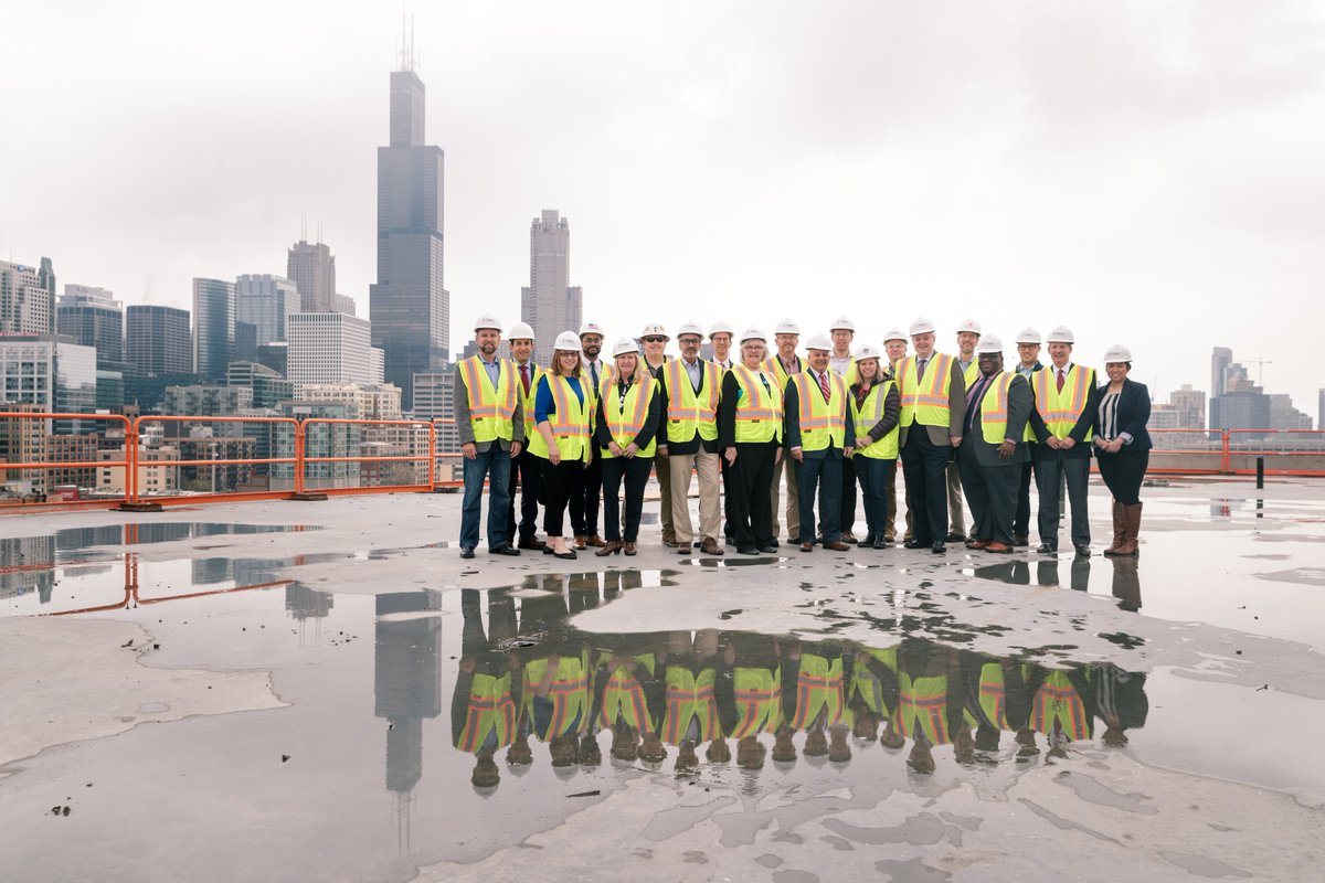americancampus's tweet photo. As the last beam was set into place at our @thisisUIC project, American Campus representatives and UIC officials including Chancellor Michael Armiridis celebrated at the official “Topping Out” ceremony! #putstudentsfirst #driveevolution #uicflames #uic #fireupflames https://t.co/BRShxaujT0
