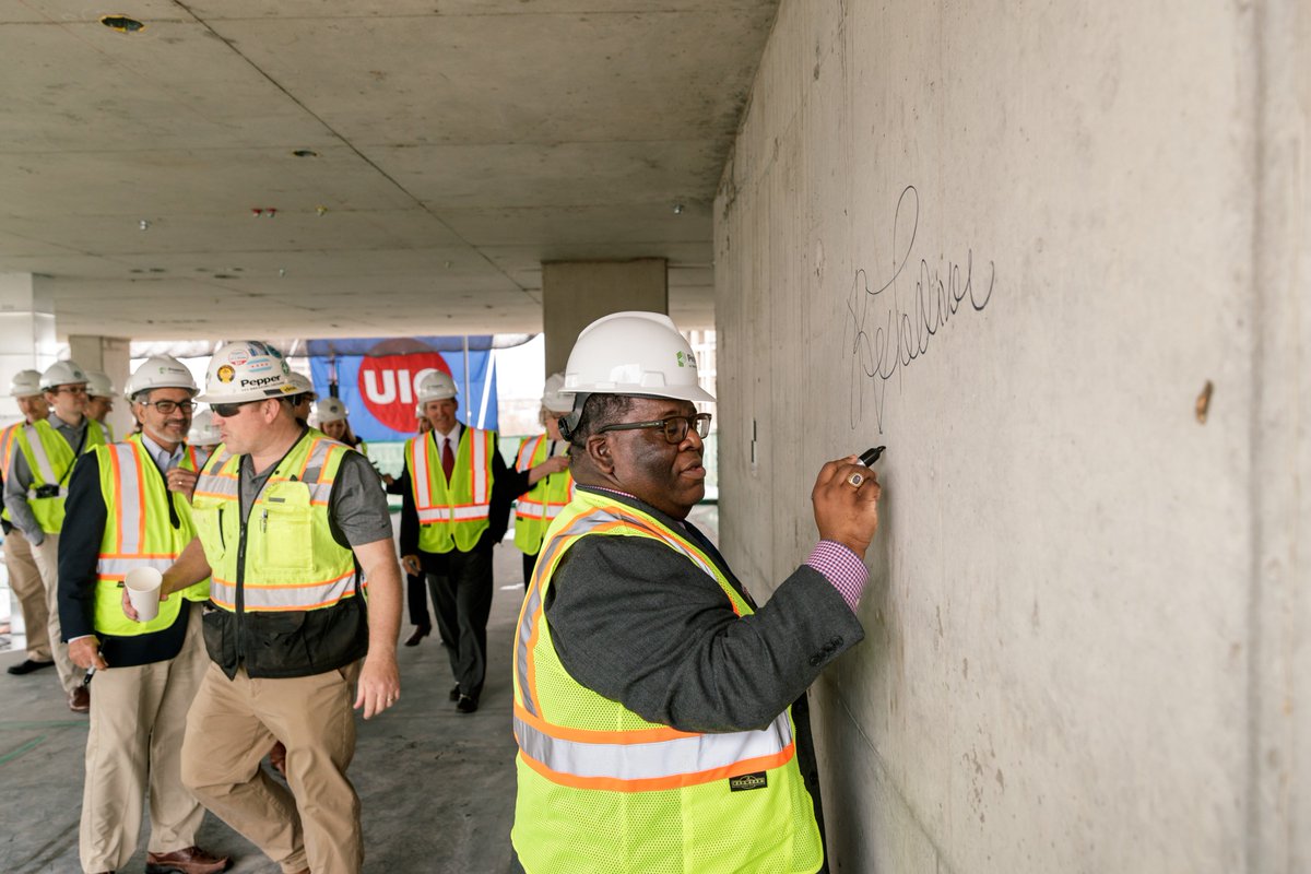 americancampus's tweet photo. As the last beam was set into place at our @thisisUIC project, American Campus representatives and UIC officials including Chancellor Michael Armiridis celebrated at the official “Topping Out” ceremony! #putstudentsfirst #driveevolution #uicflames #uic #fireupflames https://t.co/BRShxaujT0