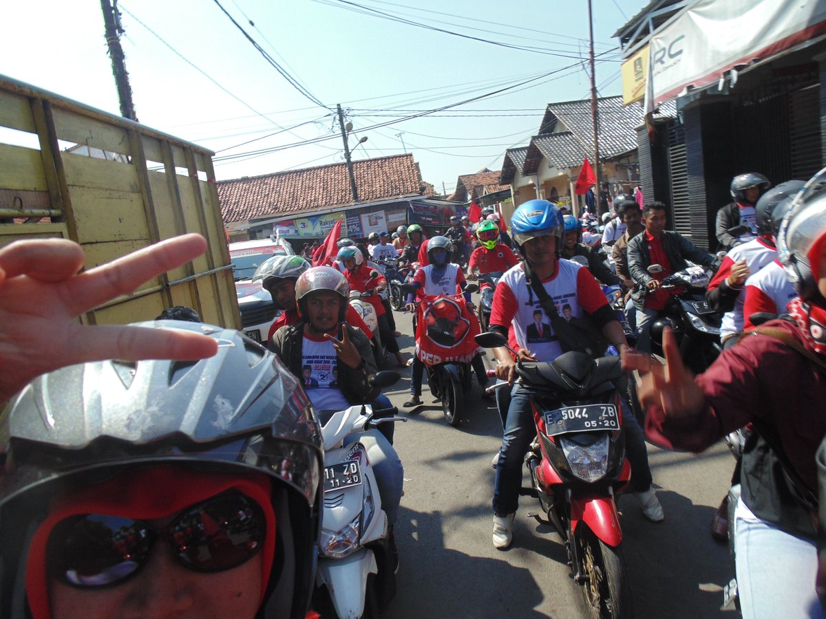TWK_WIN's tweet photo. #TWK_WIN...TWK MEMIMPIN LANGSUNG PERGERAKAN KADER MILITAN BANTENG CARUBAN MENUJU LAPANGAN TEGALWANGI KABUPATEN CIREBON ( 06 MEI 2018 ) UNTUK MENGHADIRI KAMPANYE AKBAR KANG HASAN DAN KANG ANTON...HASANAH MENANG...SALAM 2 JARI https://t.co/cS7bjzJvMI