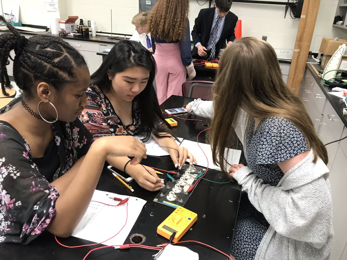 MsFusinaChem's tweet image. Exploratory, #inquiry style lab to learn all about and the differences between series and parallel circuits #PhysicsFirst #SaintsLearn
