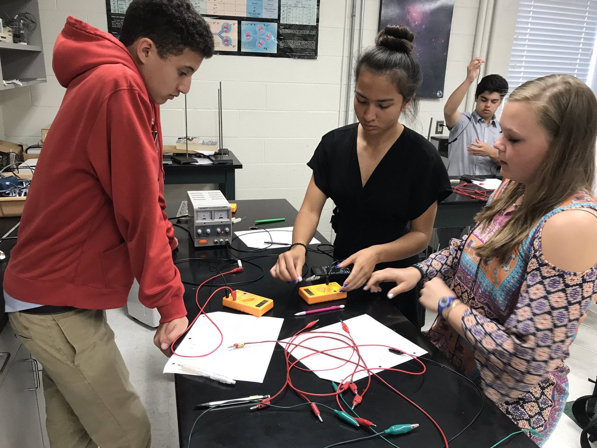 MsFusinaChem's tweet image. Exploratory, #inquiry style lab to learn all about and the differences between series and parallel circuits #PhysicsFirst #SaintsLearn