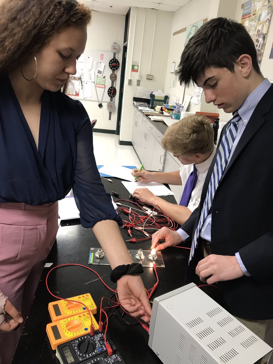 MsFusinaChem's tweet image. Exploratory, #inquiry style lab to learn all about and the differences between series and parallel circuits #PhysicsFirst #SaintsLearn