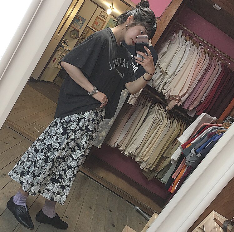 spia_s___ae's tweet photo. new ♡♡♡
.
(( スカート ))入荷致します！
店内のものでコーデ組みました。
トップス何合わせてもサマになる
万能itemです🥀🥀
.
.
#spia #柄シャツ #中崎町
#スカート #Tシャツ #ブラウス https://t.co/yS1NKlj7nn