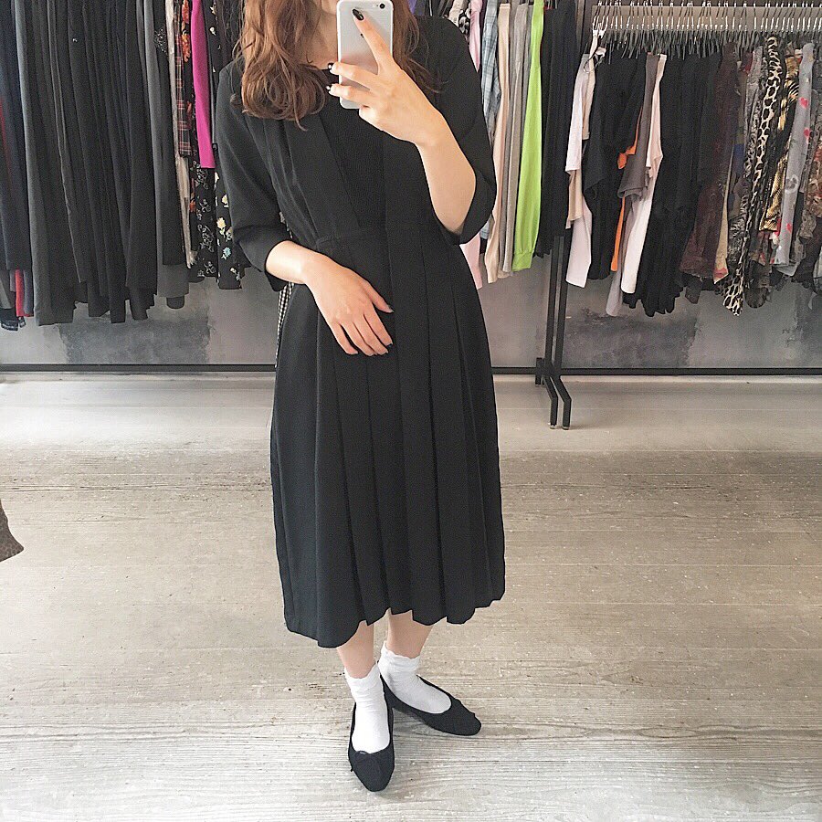 haru_spia's tweet photo. セレクト店は
明日ワンピース入荷です♡

半袖が入ります〜
形や生地が様々👗
ぜひ店頭で着てみてくださいナ✌🏻

#spia #古着屋 https://t.co/6zdTjZo5Ku