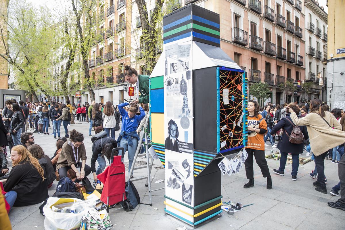 La cabina que intervinieron las artistas de Proyecto Zona no pasó desapercibida para muchos de los que poblaron la plaza del Dos de Mayo durante #pintamalasaña. Una intervención participativa y que rebosaba originalidad